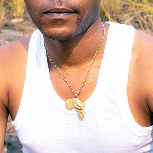 Collier mixte pendentif carte d’Afrique avec gravure cauri, en bonze et acier inoxydable