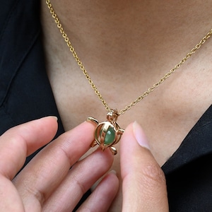 My little turtle: turtle pendant necklace and natural aventurine stone. Turtle and aventurine wish holder necklace