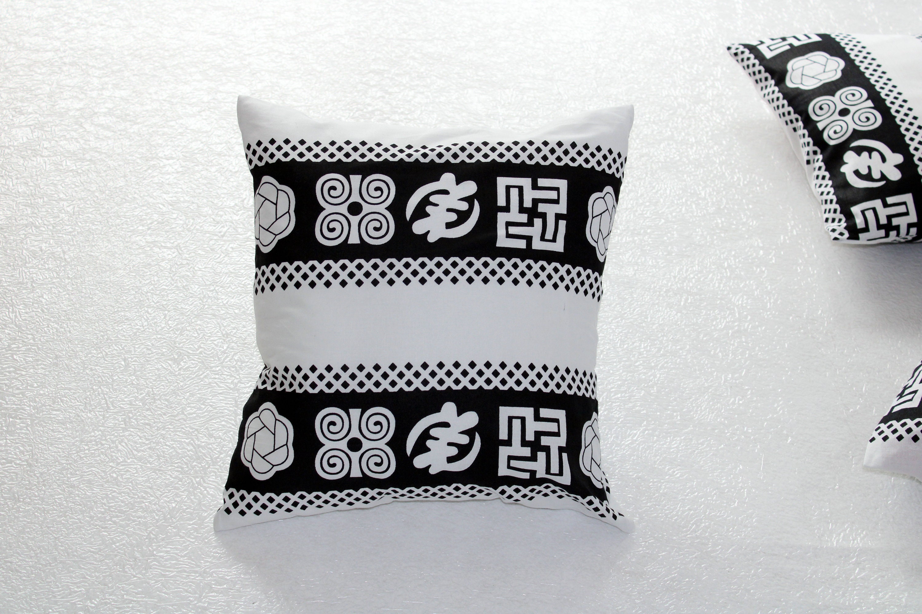 Housse de Coussin Imprimé Ethnique 40 cm X cm. Housse à Motifs Adinkras.