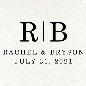 Könnte beinhalten: Eine Hochzeitseinladung mit den Initialen "R" und "B" für Rachel und Bryson, mit dem Datum 31. Juli 2021.