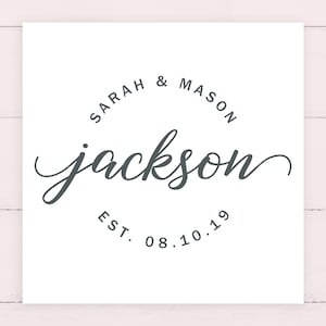 Könnte beinhalten: Ein weißer Hintergrund mit einem grauen Kreis, der den Text "SARAH & MASON jackson EST. 08.10.19" enthält.