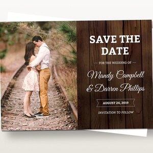 Pode incluir: Cartão de anúncio de casamento com foto de um casal abraçado em trilhos de trem. O lado direito apresenta o texto: "SAVE THE DATE" para Mandy Campbell & Darren Phillips, 24 de agosto de 2019. Convite a seguir.