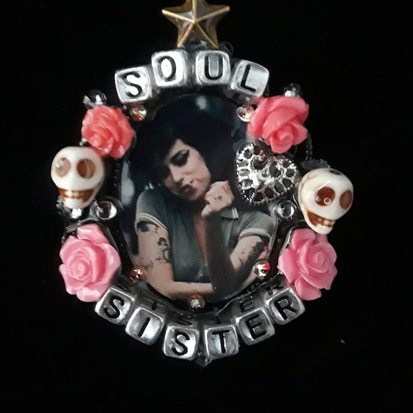 Amy Winehouse « Soul Sister » collier/choker/broche/style Rest in Peace/Dia de los Muertos, bijoux hommage à fleurs colorées