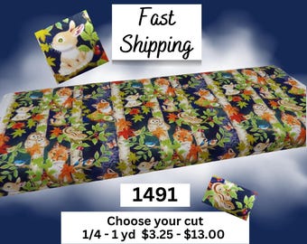 Può includere: Una pezza di tessuto con un motivo ripetuto di volpi, conigli, gufi e scoiattoli tra betulle e foglie autunnali su sfondo blu scuro. L'immagine include il testo Fast Shipping, 1491 e Choose your cut.
