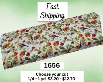 Pode incluir: Um rolo de tecido branco com um padrão repetitivo de pequenos pássaros de peito laranja pousados em galhos entre maçãs vermelhas e folhas verdes. O tecido exibe o texto 1656, Fast Shipping, e Choose your cut 1/4 - 1 yd $3.20 - $12.70.