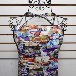 909 Cat lover apron with pockets shows cats and kittens playing, sleeping on quilter&#39;s fabric stash. Ideal gift for quilter or seamstress.