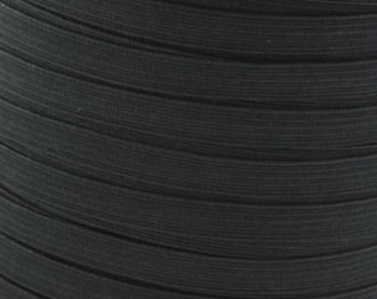 Può includere: Un rocchetto di cordoncino elastico nero, un tipo di tessuto elastico utilizzato per cucire e progetti di artigianato.