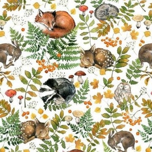 Puede incluir: Un fondo blanco con un patrón repetido de animales del bosque durmiendo, incluyendo un zorro, un ciervo, un tejón, un conejo y un búho. Los animales están rodeados de hojas verdes, ramas marrones y bayas rojas.