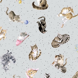 Puede incluir: Una tela gris claro con un patrón repetido de gatos en acuarela. Los gatos están representados en varias poses, en tonos de gris, marrón y naranja. Algunos juegan, otros están acurrucados. Pequeños puntos negros están dispersos en el fondo.