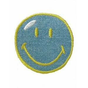 Peut inclure: Un patch brodé en forme de smiley sur fond bleu denim avec un contour jaune. Le patch est brodé avec un simple motif de smiley.