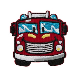 Op de afbeelding: Rode cartoon brandweerwagen met een glimlachend gezicht, blauwe ogen en een witte grille. De brandweerwagen heeft een witte sirene bovenop en gele koplampen.