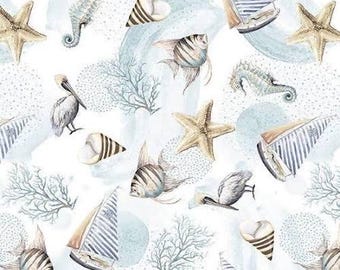 Op de afbeelding: Een herhalend patroon op een witte achtergrond met aquarelillustraties van zeilboten, zeesterren, zeepaardjes, gestreepte vissen, pelikanen en koraaltakken in blauw-, beige- en grijstinten met zachte, cirkelvormige aquarelvegen.