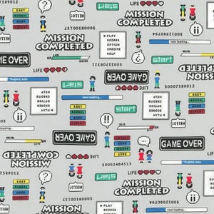 Könnte beinhalten: Ein hellgrauer Stoff mit einem sich wiederholenden Muster aus verpixelten Videospielelementen, darunter Text mit MISSION COMPLETED, GAME OVER, START, PLAY, OPTIONS, CREDITS, HELP sowie EASY, NORMAL, HARD, EXPERT, Lebensherzen und Ladebalken.