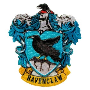 Può includere: Toppa ricamata con lo stemma di Corvonero. Lo stemma include un corvo nero, uno scudo blu e le parole "RAVENCLAW" su uno stendardo giallo. La toppa ha un aspetto dettagliato e strutturato con varie tonalità di blu, nero, bianco e giallo.