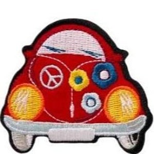 Könnte beinhalten: Roter gestickter Bügelaufkleber mit einem Volkswagen-Bus mit Peace-Zeichen und Blumen.