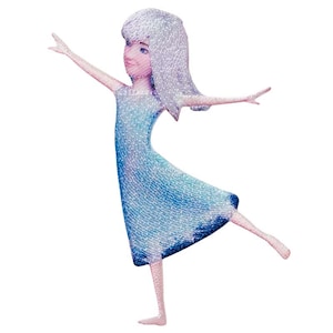 Könnte beinhalten: Ein weißhaariges Mädchen in einem blauen Kleid tanzt mit ausgestreckten Armen. Sie trägt ein hellblaues Kleid mit weißem Muster.