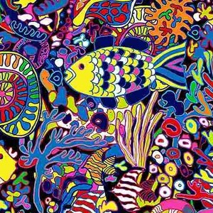 Op de afbeelding: Een kleurrijke abstracte illustratie van een levendige onderwater scène met een gele vis, koraal en ander zeeleven. Het kunstwerk is gevuld met felle kleuren en ingewikkelde details.