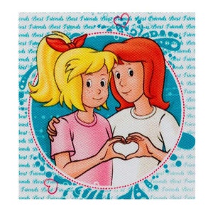 Könnte beinhalten: Zwei Comic-Mädchen mit blonden und roten Haaren halten sich an den Händen und formen mit ihren Fingern ein Herz. Sie tragen rosa und weiße Shirts und sind von einem blauen Kreis mit den Worten "Best Friends" umgeben, die sich am Rand wiederholen.