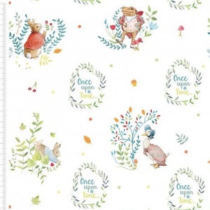 Könnte beinhalten: Weißer Stoff mit einem sich wiederholenden Muster von Peter Rabbit-Charakteren, darunter Peter Rabbit, Mr. McGregor und eine Ente. Der Stoff zeigt auch grüne Blätter, rote Beeren und den Text "Es war einmal..." in einem Kranz aus Blättern.