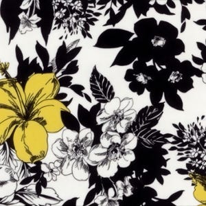 Könnte beinhalten: Blumenmuster mit großen gelben Hibiskusblüten, schwarzen Blättern und verschiedenen schwarzen und weißen Blüten auf weißem Hintergrund. Das Design hat einen kräftigen, grafischen Stil mit einer Mischung aus detaillierten und stilisierten Elementen.
