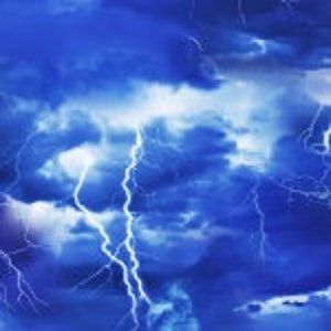 Pode incluir: Uma imagem dramática de um céu tempestuoso com múltiplos raios que caem através de nuvens azul escuro.