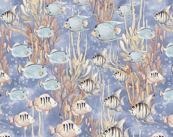 Op de afbeelding: Een herhalend patroon met lichtblauwe en beige vissen die tussen hoge, slanke beige zeewierstengels zwemmen op een getextureerde blauwe achtergrond. Het ontwerp bevat diverse vissoorten met donkere verticale strepen en belletjes.