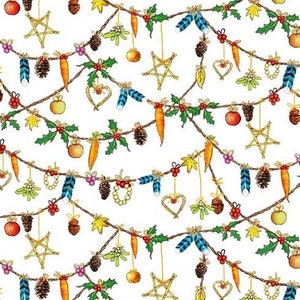 Op de afbeelding: Een feestelijke guirlande met een witte achtergrond heeft een verscheidenheid aan kleurrijke ornamenten, waaronder wortels, sterren, harten, dennenappels en veren. De guirlande is geregen met bruin touw en is perfect om een vleugje whimsy toe te voegen aan elke feestversiering.