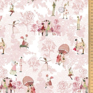 Könnte beinhalten: Ein Stoff mit einem skurrilen Design mit Figuren, Rosen und floralen Mustern in Rosa- und Weißtönen. Das Design umfasst Personen mit Regenschirmen, Schaukeln und einer Uhr. Ein Lineal ist sichtbar.