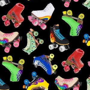 Peut inclure: Un motif de patins à roulettes colorés sur un fond noir. Les patins ont des motifs différents, notamment des flammes, des étoiles et des motifs tribaux. Les roues sont jaunes, vertes et blanches.