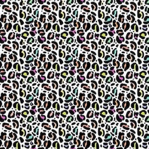 Può includere: Un motivo ripetuto di macchie di leopardo nere con accenti colorati in rosa, giallo, verde acqua e arancione su sfondo bianco. Il design è una rivisitazione giocosa di una classica stampa animalier.
