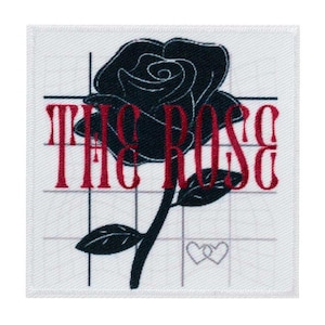 Op de afbeelding: Een vierkante, witte patch met een zwarte rozenillustratie en de rode tekst "THE ROSE". Het ontwerp bevat een rasterachtergrond en twee in elkaar grijpende harten. De patch is waarschijnlijk bedoeld voor kleding of accessoires.