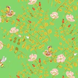 Może przedstawiać: Powtarzający się wzór kwiatowy na jasnym zielonym tle. Projekt zawiera różowe kwiaty, żółto-zielone łodygi, czerwone jagody oraz ilustracje pszczół i postaci przypominających wróżki. Fantazyjny i kolorowy design.
