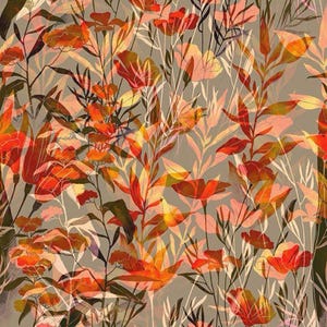 Könnte beinhalten: Ein sich wiederholendes Muster mit stilisierten Wildblumen und Blattwerk in den Farben gebranntes Orange, tiefes Rot und sanftes Pfirsich auf einem gedämpften taupefarbenen Hintergrund. Das Design zeigt geschichtete botanische Elemente.
