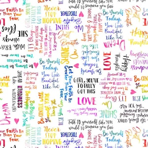 Puede incluir: Una tela blanca con un patrón repetido de palabras y frases inspiradoras de colores, incluyendo "Amor", "Sueño" y "Sé tú mismo". Las palabras están en varias fuentes y colores, con pequeños corazones rosas.