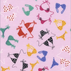 Op de afbeelding: Een herhalend patroon van kleurrijke bikinitops in verschillende ontwerpen, waaronder stippen en effen kleuren, tegen een lichtroze achtergrond. De bikini's zijn in tinten rood, geel, groen, roze, blauw en zwart. De afbeelding is een platte lay-out.