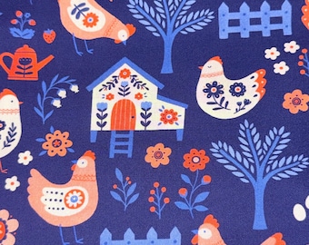 Op de afbeelding: Een donkerblauwe stof met een herhalend patroon van kippen, kleine huisjes met ladders, hekjes, bomen, bloemen en gieters in koraal, lichtblauw en wit. Het ontwerp bevat kleine aardbeien en wortels.