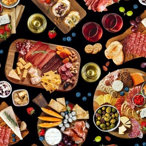 Op de afbeelding: Een selectie van charcuterie- en kaasplanken, gerangschikt op een zwarte achtergrond. De planken bevatten vleeswaren, kazen, olijven, crackers, druiven en andere gourmet-snacks.