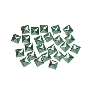 Könnte beinhalten: Eine Streuung von silbernen pyramidenförmigen Nieten mit einem leicht grünlichen Farbton auf weißem Hintergrund.