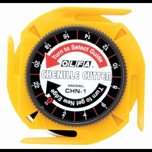Könnte beinhalten: Gelber und schwarzer Chenille-Schneider mit einem Zifferblatt, auf dem "Drehen, um den Guide auszuwählen" und "Drehen, um eine neue Klinge zu erhalten" steht. Das Zifferblatt ist von 0 bis 24 nummeriert. Der Schneider ist mit "OLFA Chenille Cutter" und "Modell CHN-1" beschriftet.