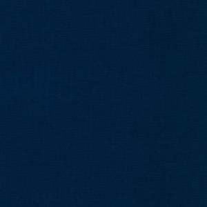 Könnte beinhalten: Ein einfarbiger dunkelblauer Stoffhintergrund.