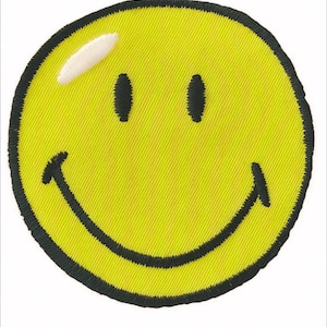 Könnte beinhalten: Gestickter gelber Smiley-Aufnäher mit schwarzem Umriss und Details. Der Aufnäher zeigt ein lächelndes Gesicht mit schwarzen Augen und einem gebogenen Mund. Ein weißer Lichtreflex befindet sich über dem rechten Auge. Der Aufnäher ist rund und hat eine strukturierte Oberfläche.
