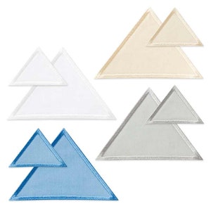 Può includere: Set di quattro toppe di tessuto ricamate a forma di montagne. Le toppe sono di colore bianco, beige, grigio chiaro e blu.