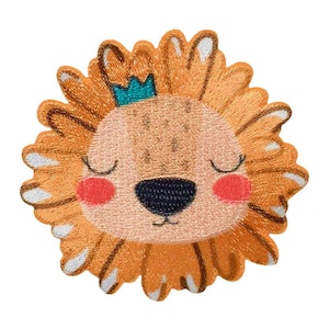 Könnte beinhalten: Ein Cartoon-Löwe mit einer Krone auf dem Kopf. Der Löwe hat ein hellbraunes Gesicht mit geschlossenen Augen, einer schwarzen Nase und rosa Wangen. Die Mähne des Löwen ist leuchtend orange mit weißen Akzenten.