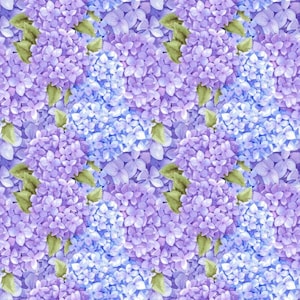 Op de afbeelding: Een naadloos patroon met trossen van paarse en blauwe hortensia's met groene bladeren. De bloemen zijn gerangschikt in een herhalend patroon, waardoor een bloemige achtergrond ontstaat.