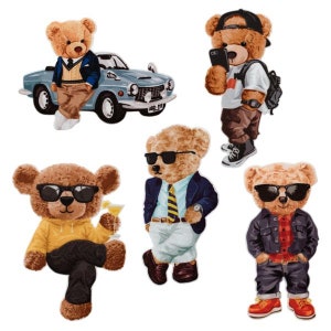 Könnte beinhalten: Fünf Teddybären, die verschiedene Outfits und Accessoires tragen. Ein Bär hält einen Cocktail, ein anderer ein Telefon und ein weiterer trägt einen Rucksack. Die Bären stehen alle auf einem weißen Hintergrund.