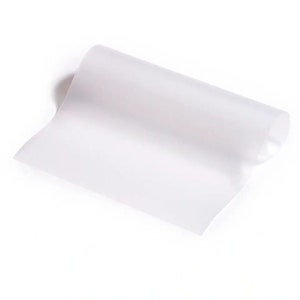 Può includere: Un foglio di plastica trasparente e traslúcido, arrotolato e pronto per l'uso.
