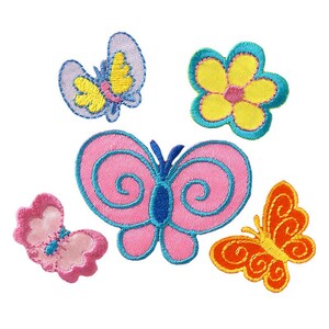 Könnte beinhalten: Gestickte Aufnäher mit Schmetterlingen und einer Blume. Die Aufnäher haben eine Vielzahl von Farben, darunter Rosa, Gelb, Orange und Blau. Die Schmetterlingsaufnäher haben detaillierte Flügelmuster. Der Blumenaufnäher hat gelbe Blütenblätter mit blauem Umriss.