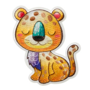 Könnte beinhalten: Ein gestickter Aufnäher mit einem Cartoon-Leoparden in Gelb- und Brauntönen. Der Leopard hat eine türkisfarbene Nase und geschlossene Augen und sitzt mit seinem Schwanz um seinen Körper gewickelt.