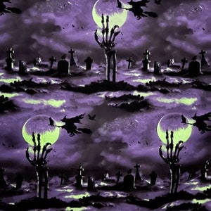 Op de afbeelding: Een naadloos patroon met een griezelige kerkhofscène met skeletachtige handen die uit de grond reiken, gloeiende groene manen en vliegende heksen. De achtergrond is donkerpaars met een bewolkte, etherische uitstraling.