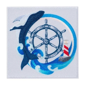 Puede incluir: Parche bordado con una ballena azul marino saltando sobre olas azules, un timón y un faro con rayas rojas. El diseño está sobre un fondo blanco, evocando un tema náutico.